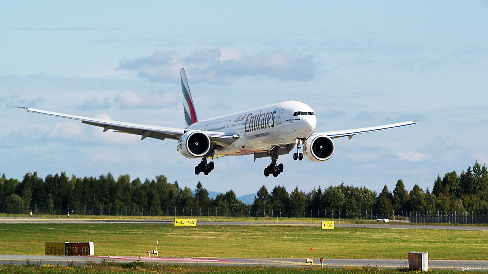 Emirates Boeing 777-300ER på Oslo lufthavn Gardermoen