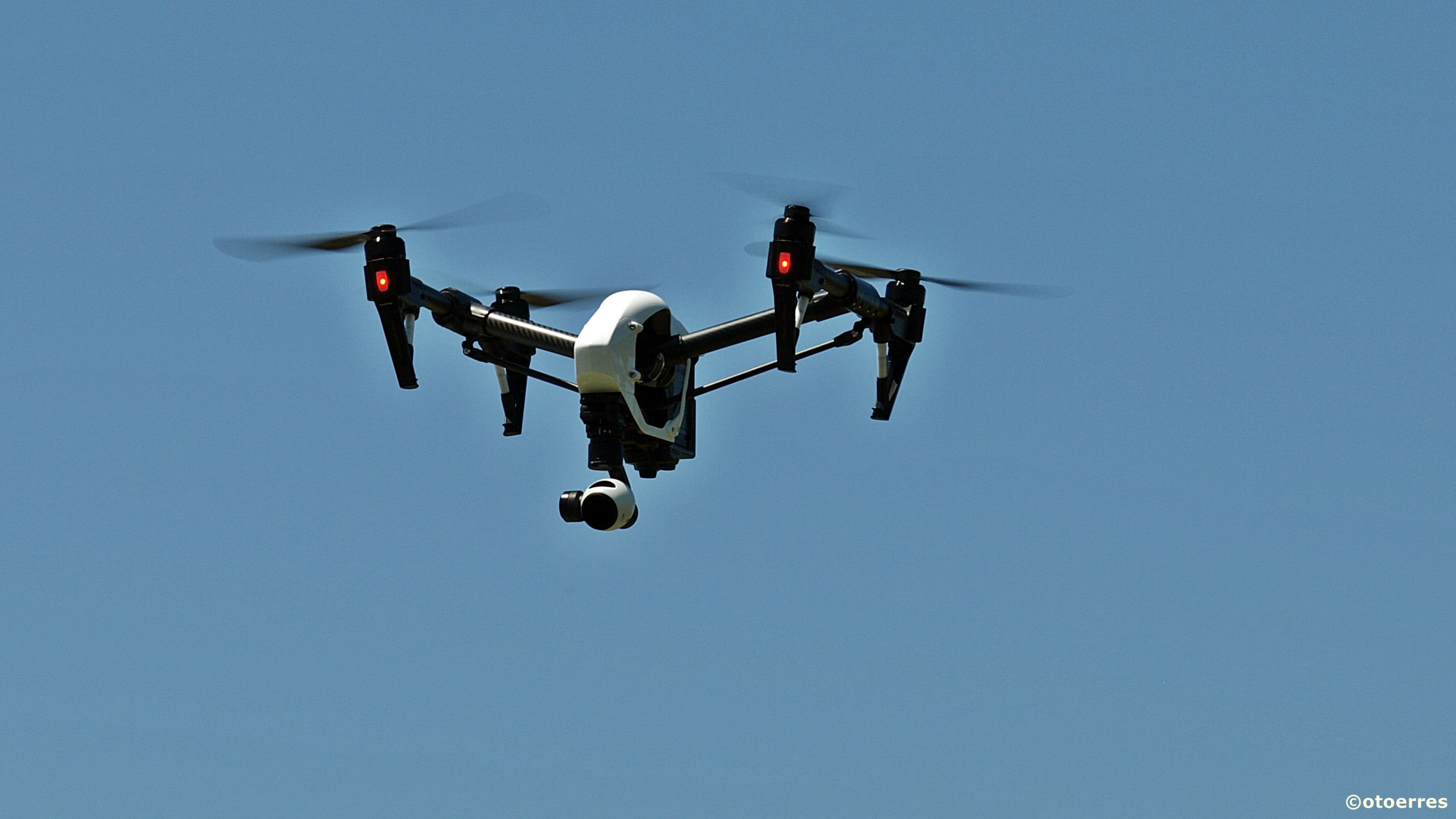 Avinor oppfordrer alle som skal fly en drone om å sette seg inn i regelverket (Ill. foto: Â©otoerres)