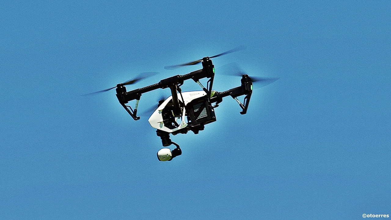 Avinor oppfordrer alle som skal fly en drone om å sette seg inn i regelverket (Ill. foto: ©otoerres)