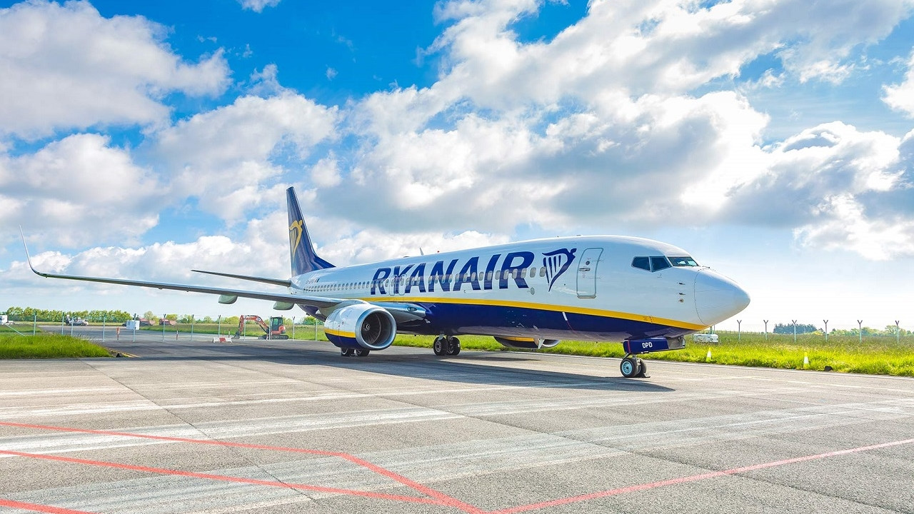 Ryanair - Boeing 737-800 - at ground