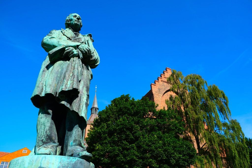H.C. Andersen - Statue - Odens Domkirke - Fyn - Danmark - Visit Denmark