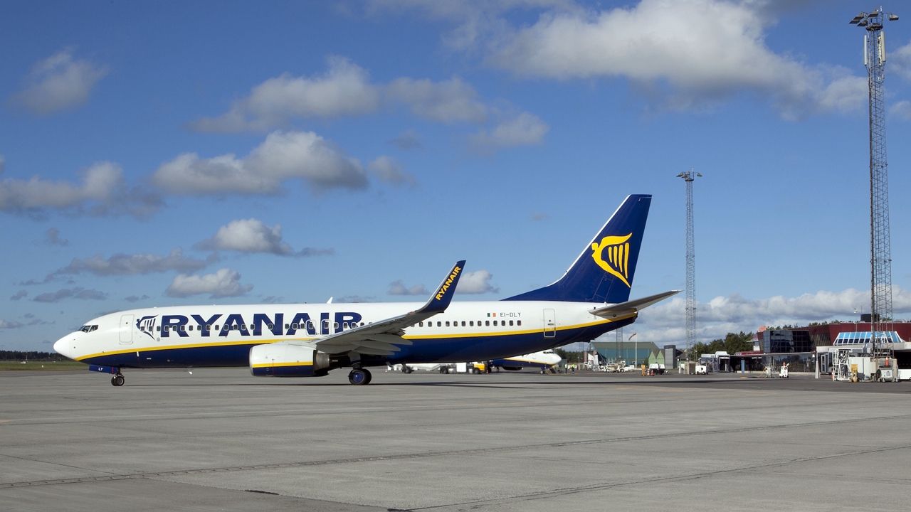 Ryanair - Boeing 737-800 - Aarhus Airport - Danmark