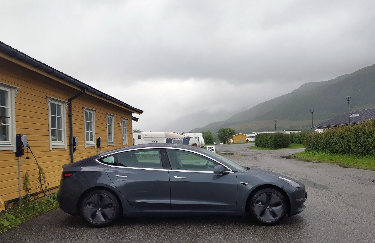 lading - elbil - Tesla - Campigplass - Norge - NAF