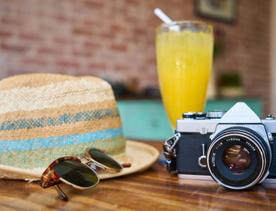 Sommerhatt, solbriller og kamera - ferieplanlegging - Madeyedigital 
