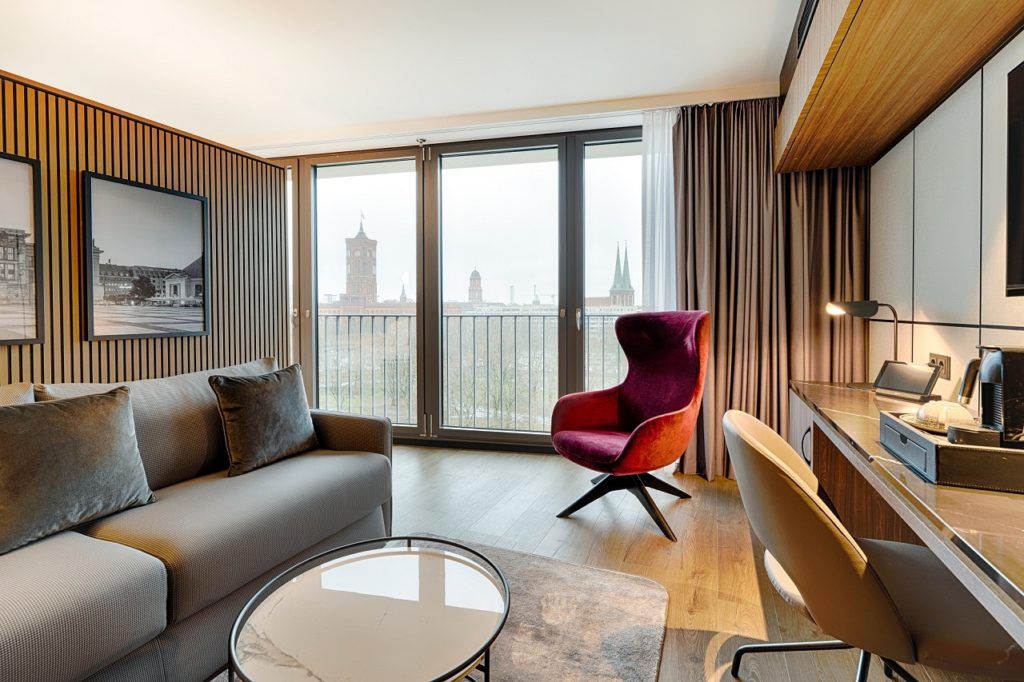 Junior Suite rom med utsikt til det røde rådhuset - Radisson Collection Hotel, Berlin - Tyskland