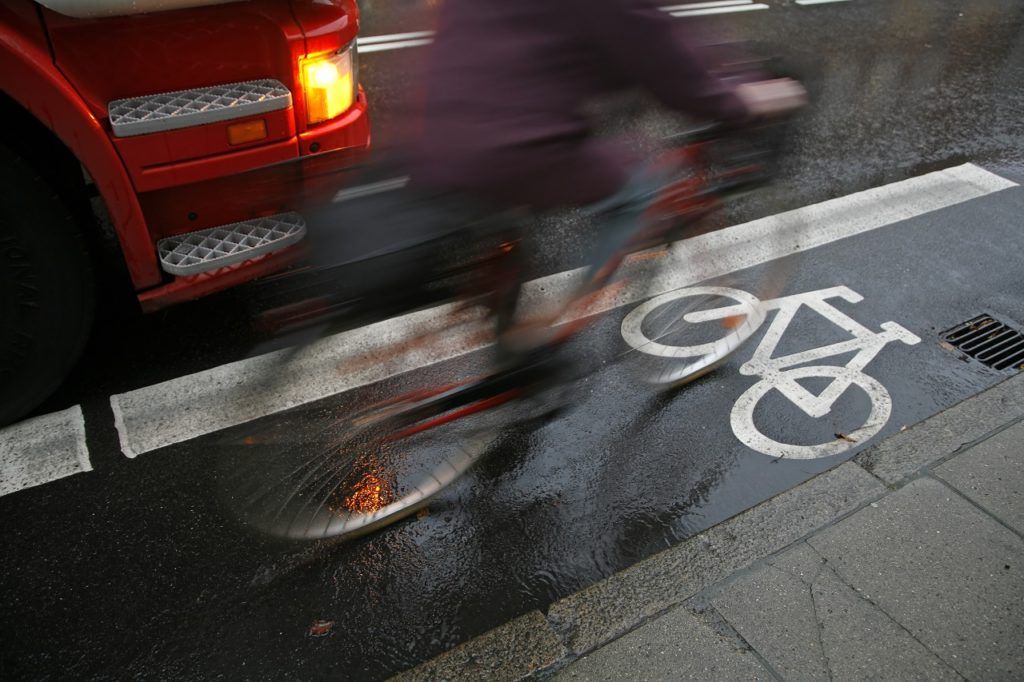 Syklist - Sykkelfelt - stort kjøretøy - Hovedvei - Biltrafikk 