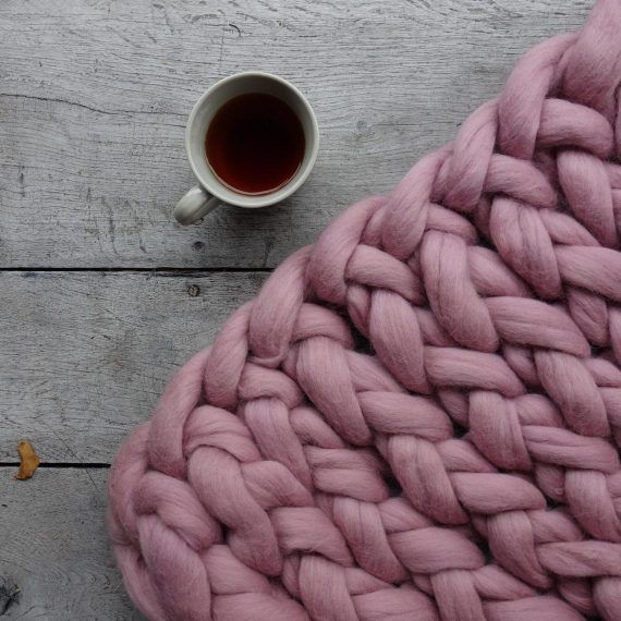 scandinavian-style-chunky-knit-blanket-interior-decoration-trends-2021-dusty-pink-colors-palette-panapufa