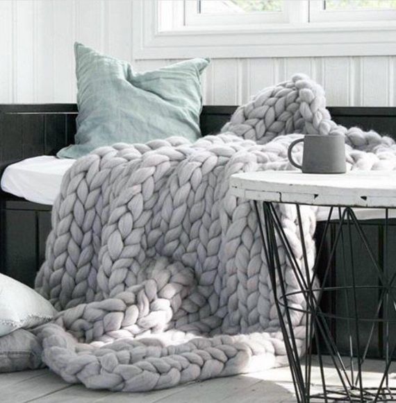 scandinavian-style-chunky-knit-blanket-interior-decoration-trends-2021-grey-colors-palette-panapufa