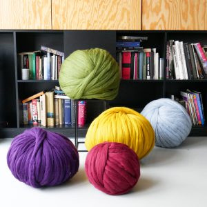 super-chunky-merino-yarn-extreme-arm-knitting-DIY-138