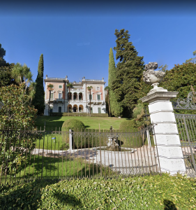 En Italia, Vladimir Solovyov figura como dueño de dos bienes: un apartamento en Griante y una mansión en Menaggio.