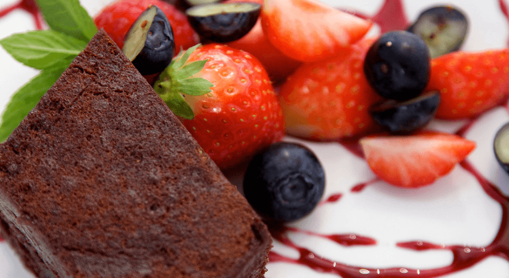 Fin dessert av jordbÃ¦r, blÃ¥bÃ¦r og sjokoladekake