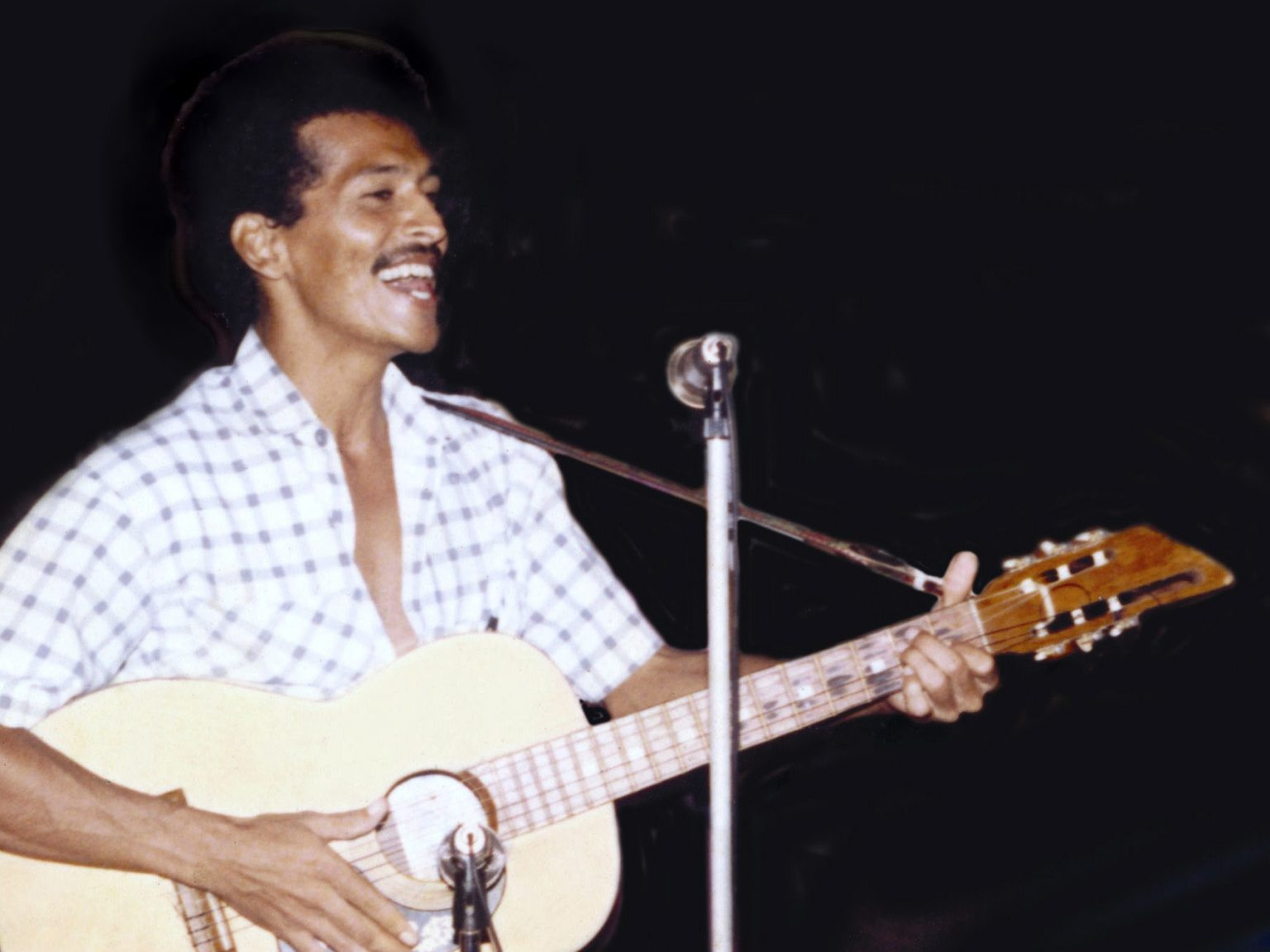 Caliche: el cantautor que inició una nueva forma de hacer música en ...